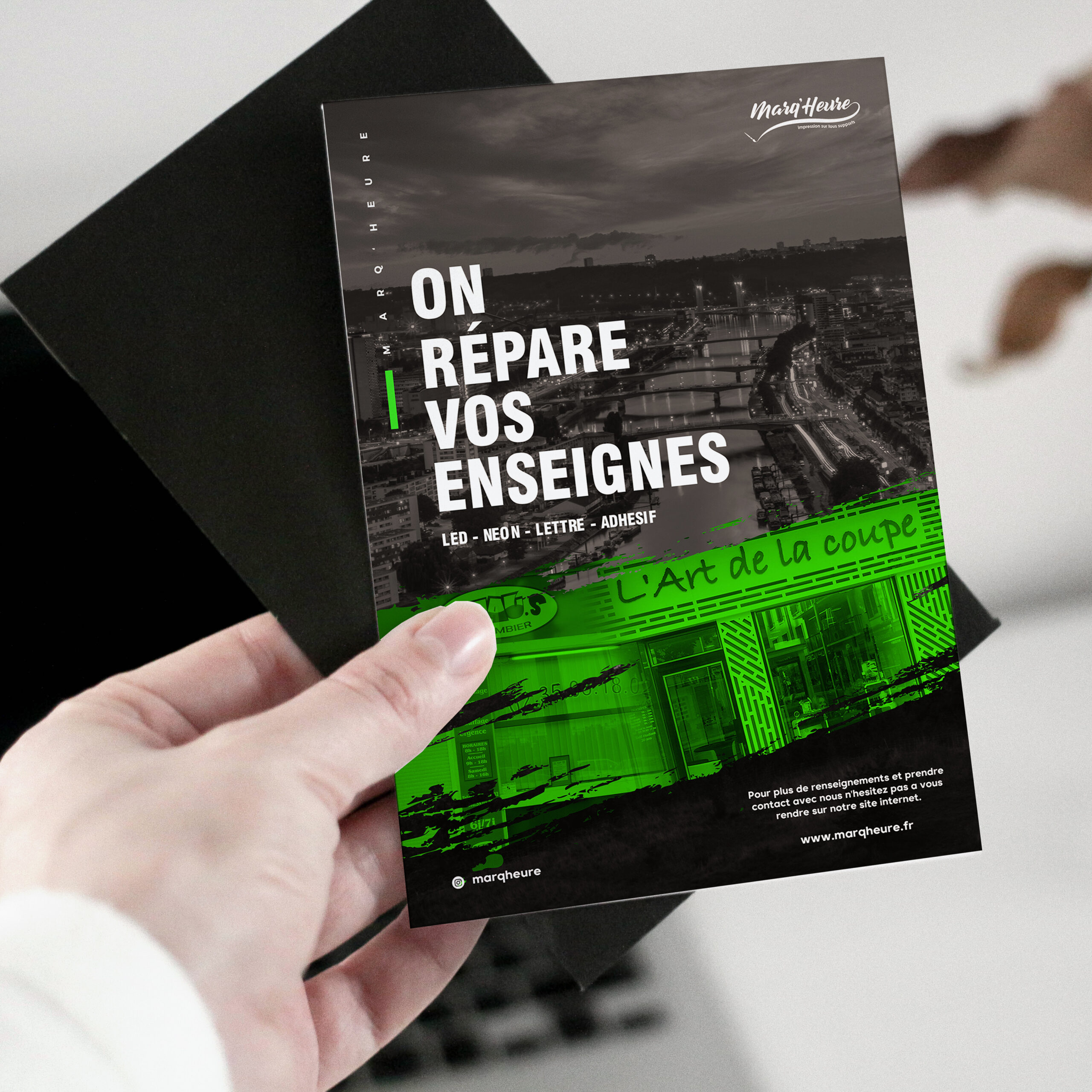 Découvrez notre expertise en matière d'impression de flyers percutants. Notre équipe créative travaille avec passion pour concevoir des designs accrocheurs qui captivent l'attention. L'image montre nos professionnels en train de manipuler des flyers colorés et attrayants, mettant en valeur nos compétences en impression de haute qualité. Des messages percutants, des visuels accrocheurs et une mise en page soignée font de nos flyers des outils de communication puissants pour promouvoir votre entreprise. Que ce soit pour une promotion spéciale, un événement à venir ou une annonce importante, nos flyers feront passer votre message avec style et impact. Rejoignez-nous pour donner à votre entreprise une visibilité maximale !